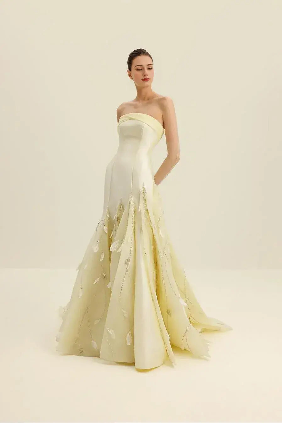 Vestido Weitese, increíble vestido largo sin mangas con tirantes finos y bordado en satén con narcisos.